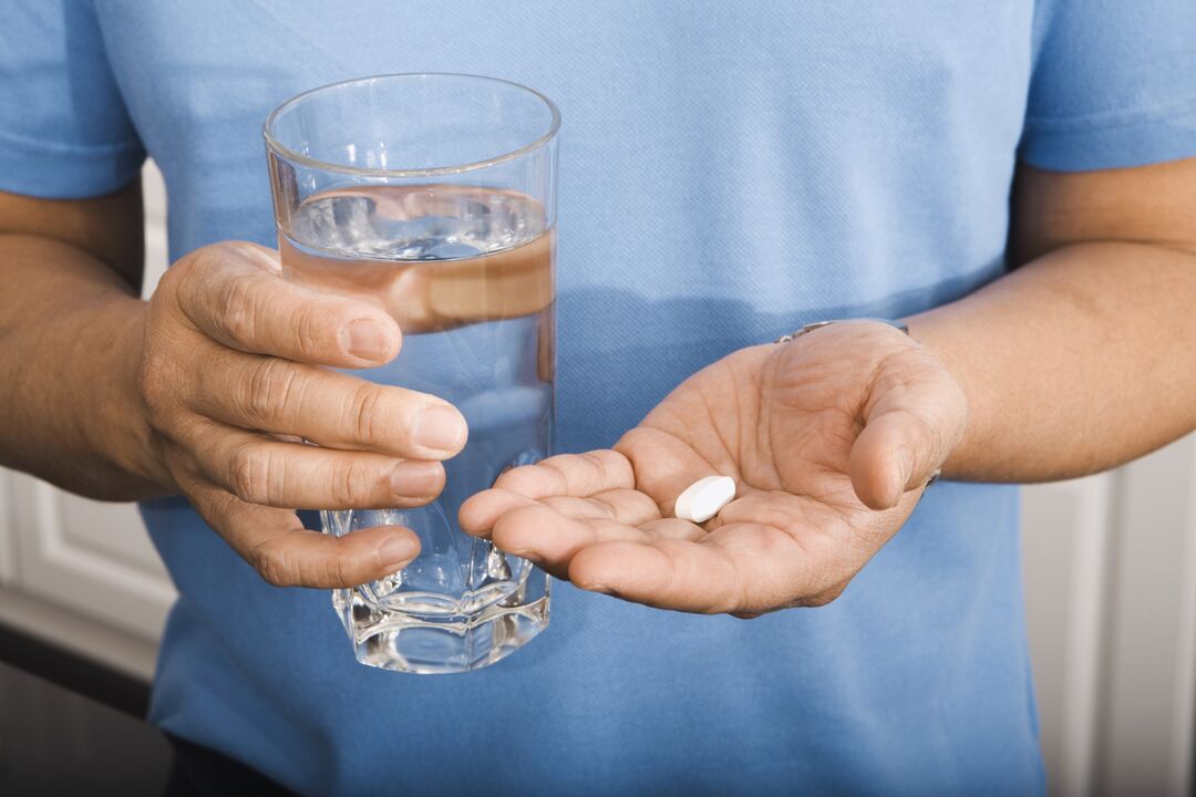 egy férfi, aki tablettát iszik paraziták ellen